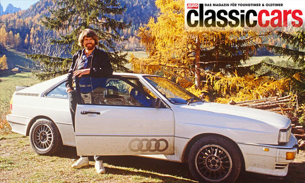Reinhold Messner stehend am Audi Quattro.