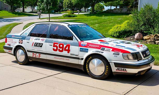 Der Audi S4 (1993) statisch von schräg vorne fotografiert. 