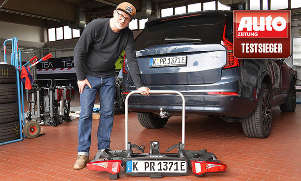 Uebler i21 Z mit Tester Guntram Fiala hinter einem Volvo XC90, fotografiert von hinten.