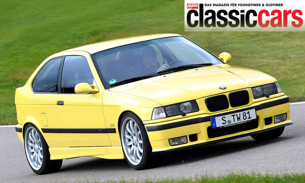Der BMW E36 Compact fahrend von schräg vorne fotografiert. 