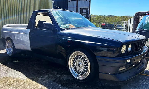 Man sieht den BMW 3er Pick-up von schräg vorne.