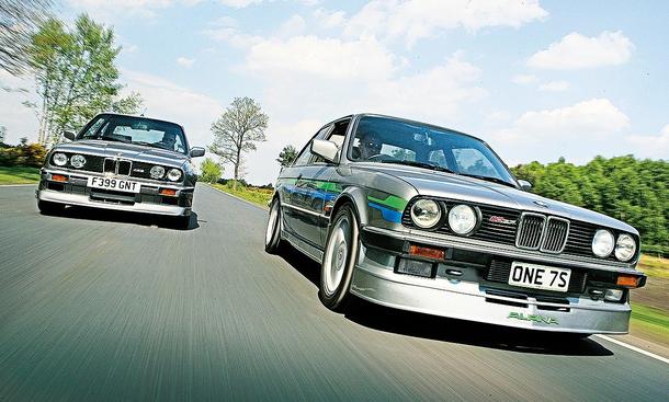 Blick von vorne auf die fahrenden Autos BMW M3 Evolution und /Alpina C2 2.7.