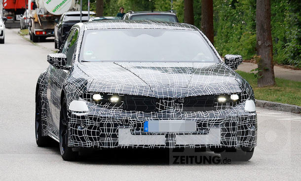 Der elektrische BMW M3 (2027) als Erlkönig fahrend von vorne fotografiert.