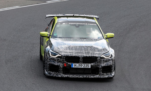 Die Frontansicht des fahrenden Erlkönig BMW M2.