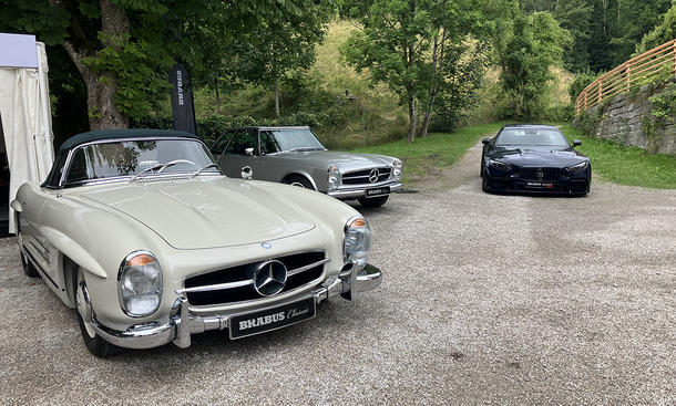 Im Vordergunr stehen ältere Brabus Fahrzeuge, im Hintergrund der Brabus Rocket GTS.