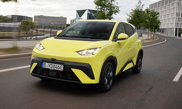 Der BYD Dolphin Surf (2025) fahrend von schräg vorne fotografiert.