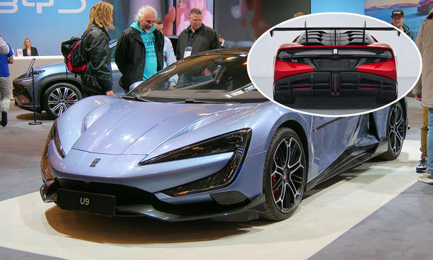 Der Yangwang U9 (2025) auf der Essen Motor Show 2024 von schräg vorne fotografiert und eingeklinkt die Yangwang U9 Track Edition (2025) stehend von hinten fotografiert.