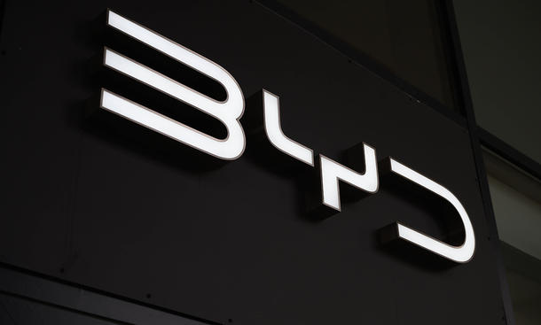 Das helle BYD-Markenlogo vor schwarzem Hintergrund.