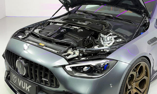 Man sieht den V8 im Motorraum des Mercedes-AMG C63 S