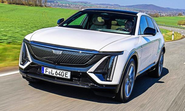 Blick von schräg vorne auf den fahrenden Cadillac Lyriq.
