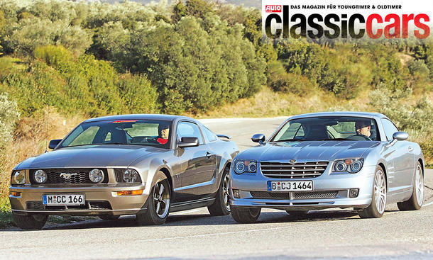 Man sieht den Ford Mustang GT und den Chrysler Crossfire SRT-6 nebeneinander von vorn.