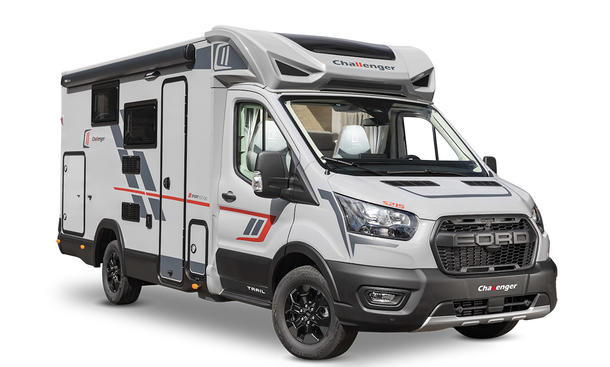 Die Studioaufnahme zeigt den Challenger S 215 (2025) von schräg vorne.