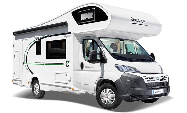 Die Studioaufnahme zeigt den Chausson C656 (2025) First Edition von schräg seitlich.