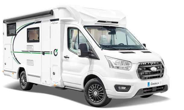Die Studioaufnahme zeigt den Chausson S695 (2025) von schräg seitlich.
