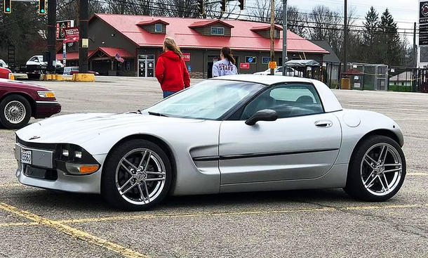 Blick von schräg vorne auf die Corvette C5 "Corvettini".