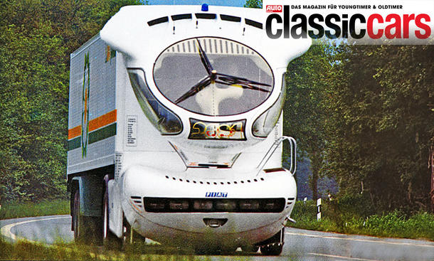 Der Colani Truck 2001 fahrend von schräg vorne.