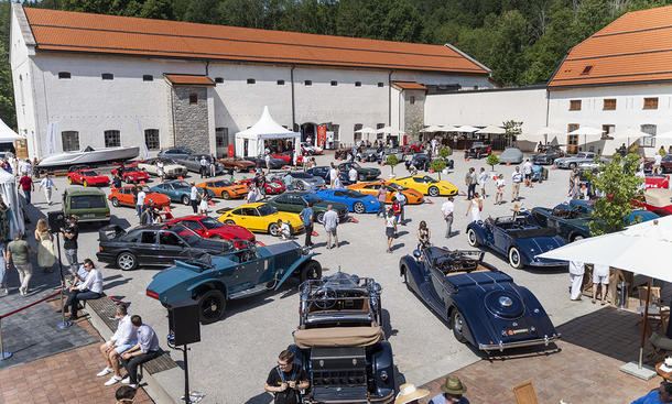 Concours of Elegance: Das Bild zeigt diverse Oldtimer im Innenhof einer Schloss-ähnlichen Anlage.