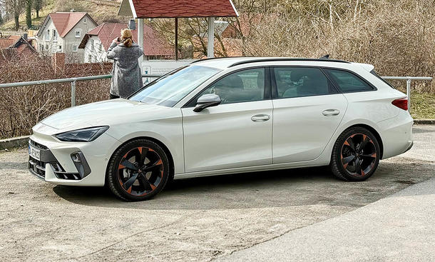 Der Cupra Leon Sportstourer steht auf einem Aussichtspunkt, von schräg vorne/seitlich fotografiert.