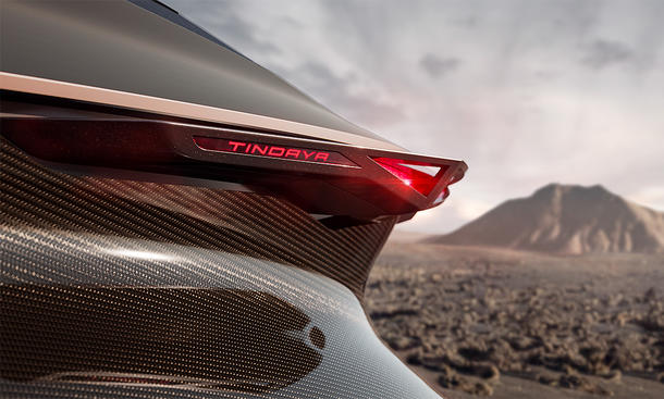 Ein Bildausschnitt zeigt einen Teil des Hecks der Studie Cupra Tindaya (2025), im Hintergrund ist der gleichnamige Vulkan auf Fuerteventura zu sehen.
