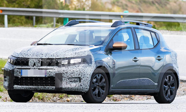 Man sieht das Dacia Sandero Stepway Facelift (2026) als Erlkönig von schräg vorne.