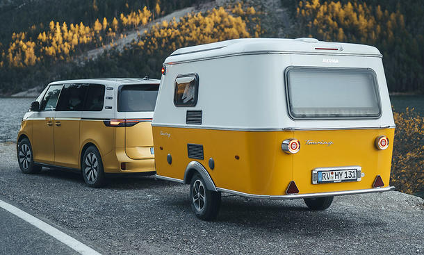 Das Bild zeigt den Eriba Touring 310 (2025) statisch von schräg hinten links fotografiert.