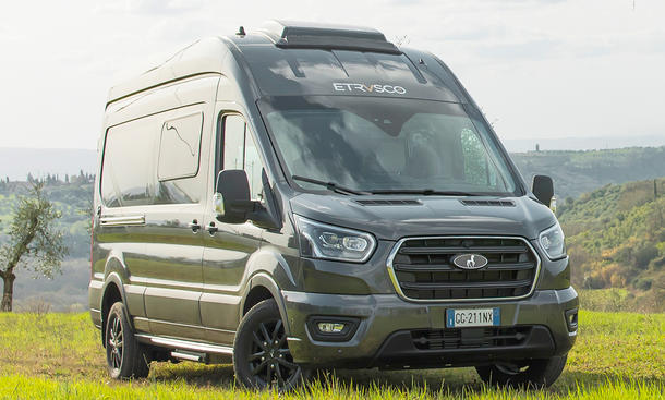 Etrusco CV 600 DF 4x4 (2024); Außenansicht von schräg vorne vom stehenden Van.