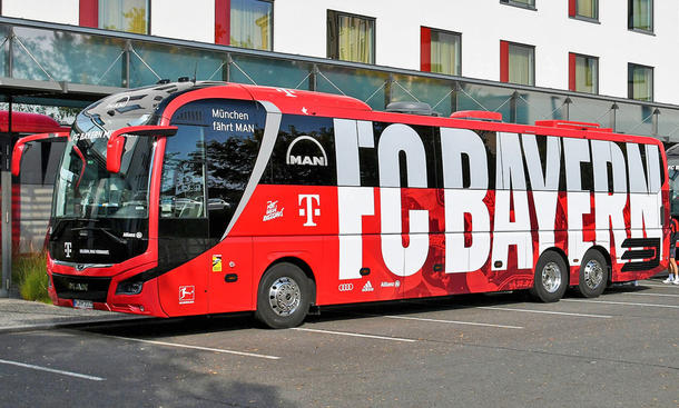 FC-Bayern-Bus nutzt die Rettungsgasse