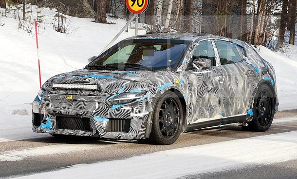 Blick von schräg vorne auf das fahrende Ferrari Elektroauto (2025).