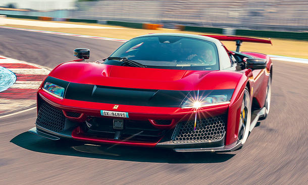 Der Ferrari F80 (2025) fährt über eine Rennstrecke und durch eine Kurve, fotografiert von vorne links.