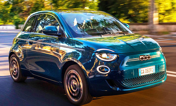 Der Fiat 500 Elektro (2020) fahrend von vorne.
