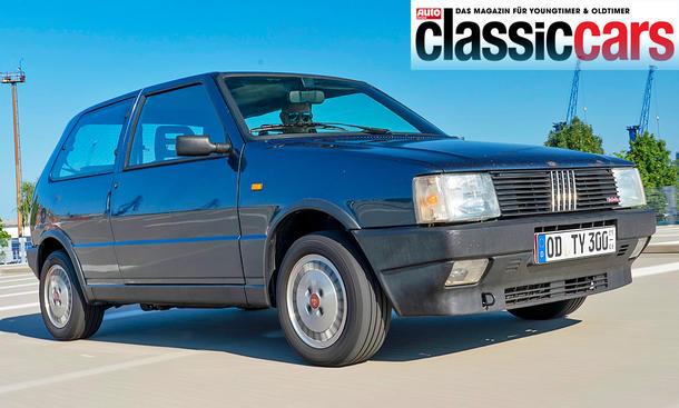 Der Fiat Uno Turbo i.e. fahrend von schräg vorne.