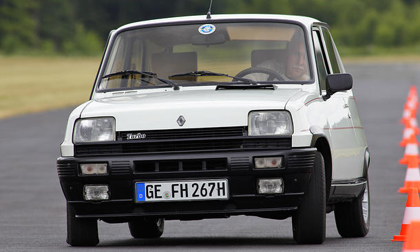 Der Renault 5 Alpine Turbo fahrend von vorne.