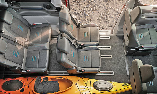Innenraum des Ford E-Tourneo Custom (2024), Ansicht von oben aus die Bestuhlung und das Schienensystem.