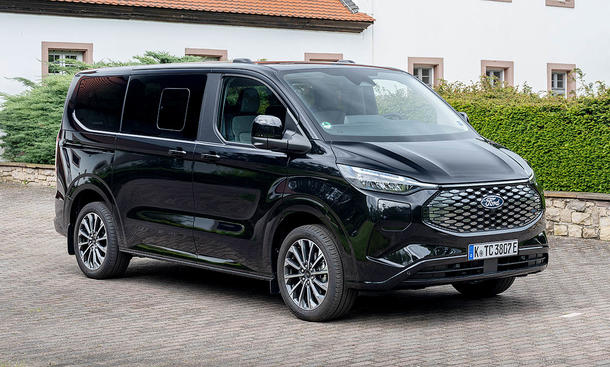 Ford E-Tourneo Custom (2024); stehend, schräg vorne