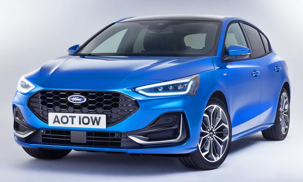 Das Ford Focus Facelift (2022) steht in Studioumgebung, von vorne fotografiert.