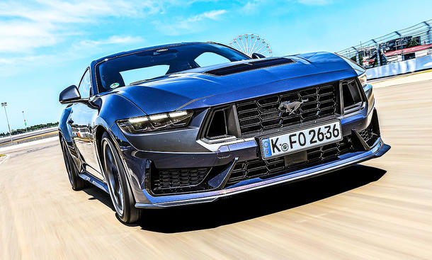 Blick von vorne auf den fahrenden Ford Mustang Dark Horse.