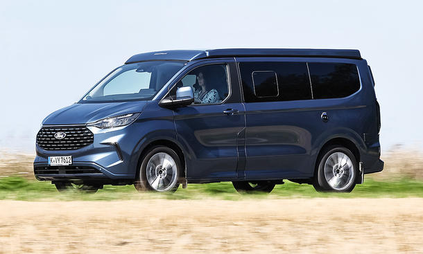 Der Ford Nugget (2024) fahrend von schräg vorne fotografiert.