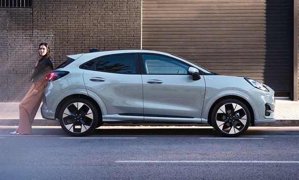 Das Ford Puma Facelift (2024) statisch von der Seite.