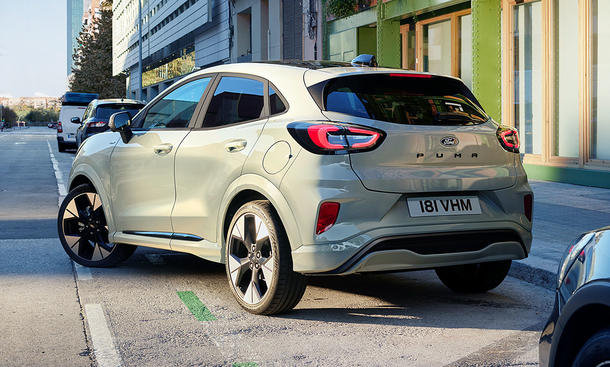 Das Ford Puma Facelift (2024) statisch von schräg hinten.