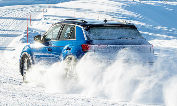 Der VW T-Roc fahrend von schräg hinten fotografiert.
