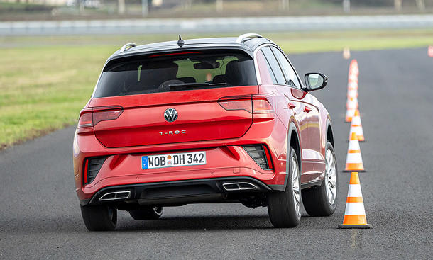 Eine Auto fährt Slalom beim Ganzjahresreifen-Test.