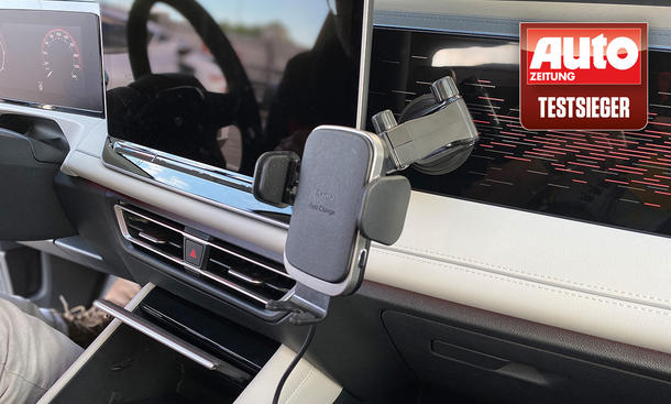 Der Hama Wireless Car Charger am Armaturenbrett eines VW Tiguan, ohne Handy.