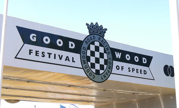Blick auf den Torbogen mit der Aufschrift des Logos vom Goodwood Festival of Speed 2025.