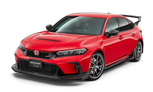 Blick von schräg vorne auf den Honda Civic Type R Mugen Group A.