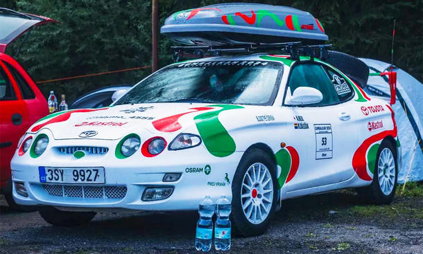 Man sieht den stehenden Hyundai Tiburon von schräg vorne.