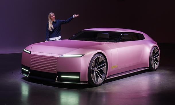 Die Studie Type 00 mit der Redakteurin Adele Moser.