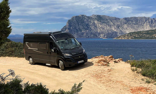 Der Karmann Davis 600 LS stehend an der Küste Sardiniens.