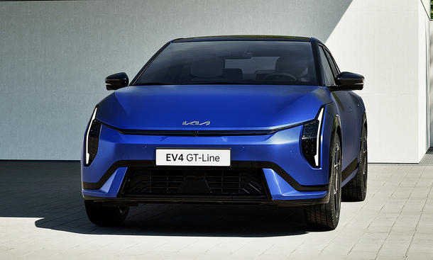 Blick von vorne auf die Kia EV4 GT-Line (2025).