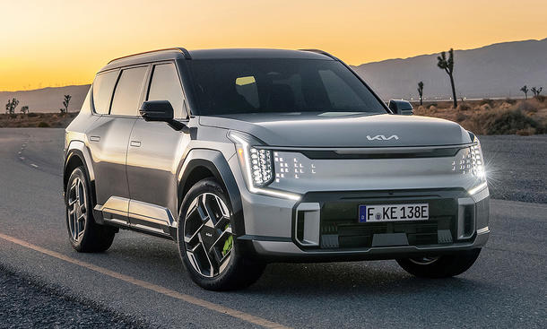 Der Kia EV9 GT (2025) statisch von schräg vorne fotografiert.
