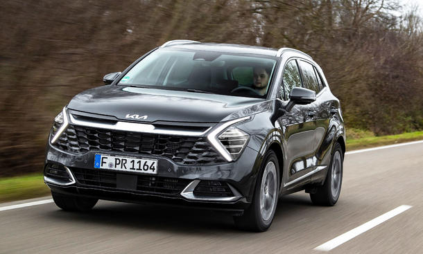 Der Kia Sportage Ultimate Edition fahrend von schräg vorne.